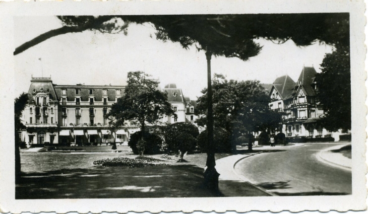 Le Parc et le Grand Hôtel vers 1955 - Cabourg