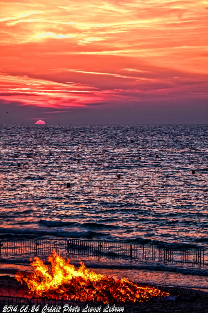 Coucher de soleil et feux de la Saint Jean sur la plge de Cabourg 