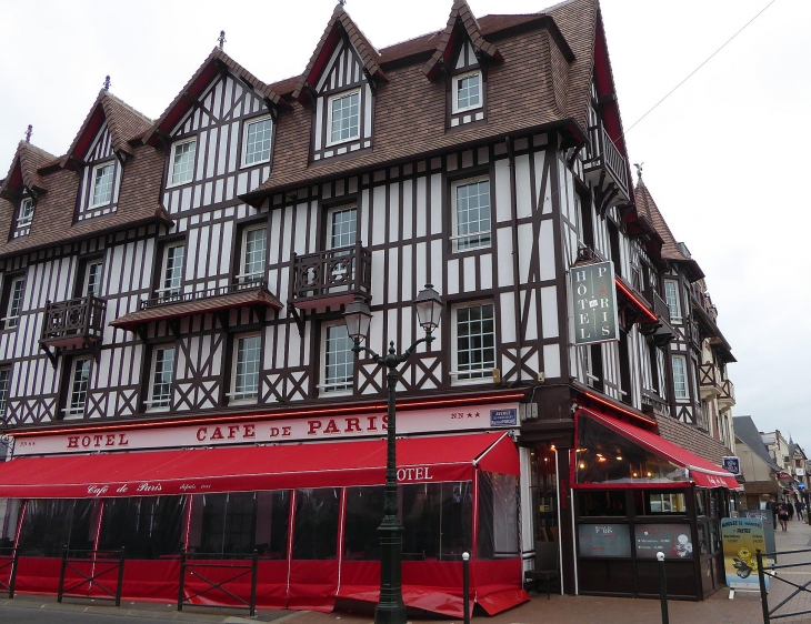 L'avenue de la mer et ses commerces - Cabourg