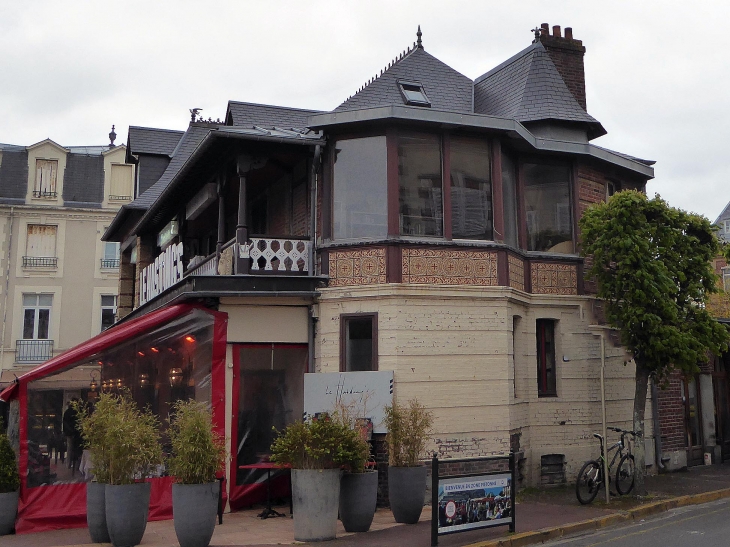 L'avenue de la mer et ses commerces - Cabourg