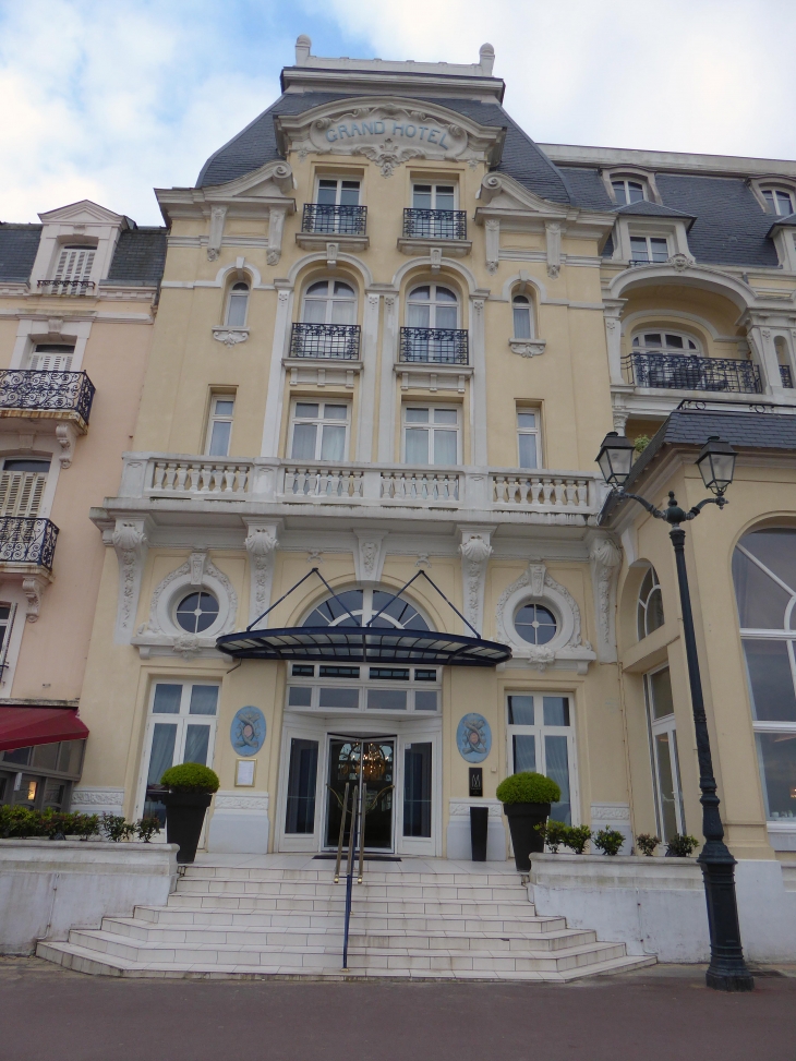 L'entrée du Grand Hôtel côté plage - Cabourg