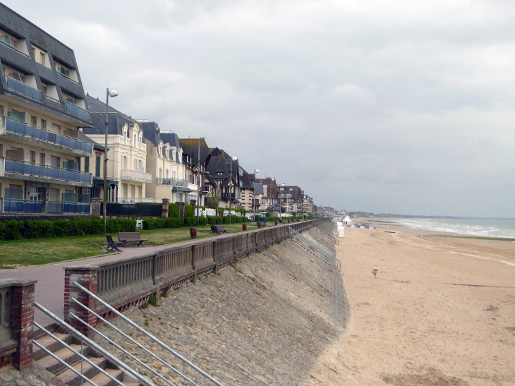 La promenade Marcel Proust le long de la plage - Cabourg