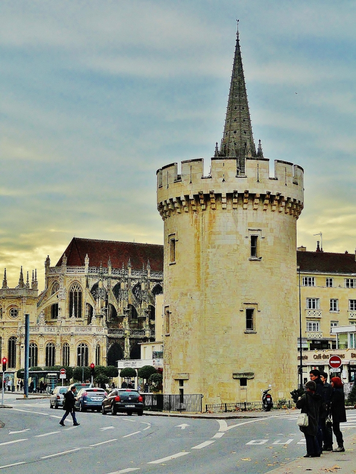 La Tour Leroy (située entre l’église Saint Pierre et le Bassin Saint Pierre) - Caen