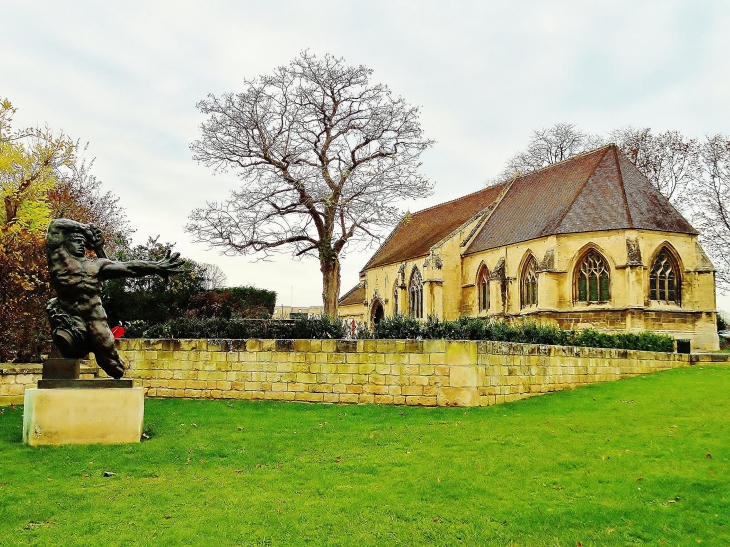 L'église Saint-Georges dans l'enceinte du château de Caen