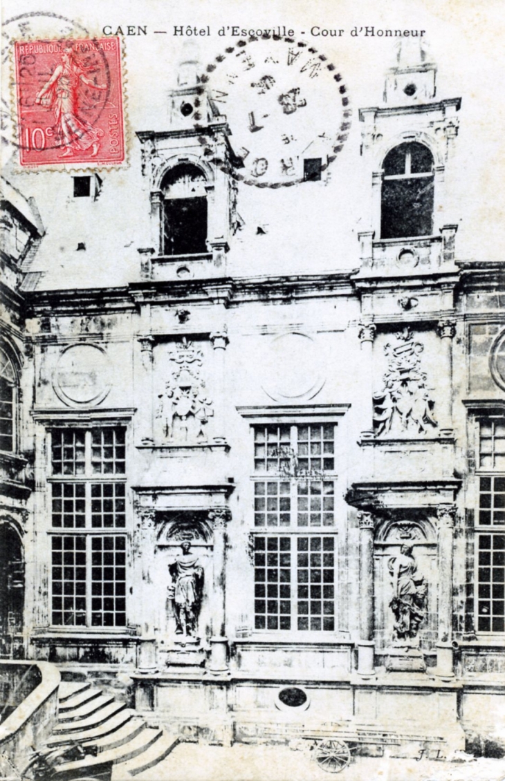 Hôtel d'Escoville - Cour d'honeur, vers 1905 (carte postale ancienne). - Caen