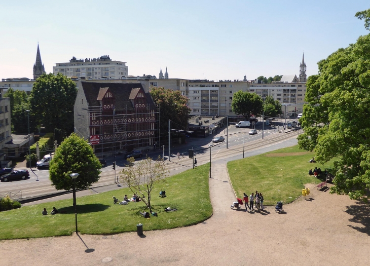 La ville vue du château - Caen