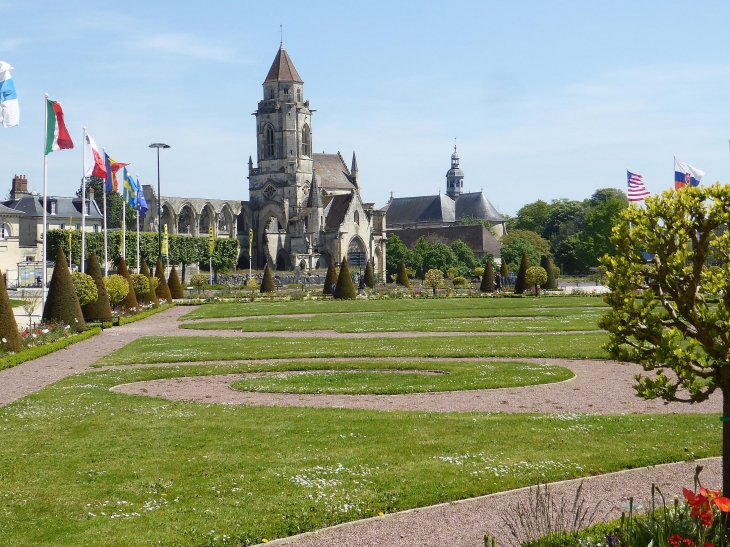 L'église Saint Etienne le Vieux vue de l'Esplanade - Caen