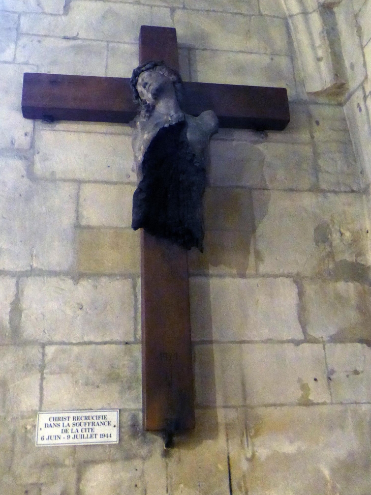 L'église Saint Jean : le Christ retrouvé à moitié calciné dans les ruines est devenu le symbole des souffrances de la ville en Juin 1944 - Caen