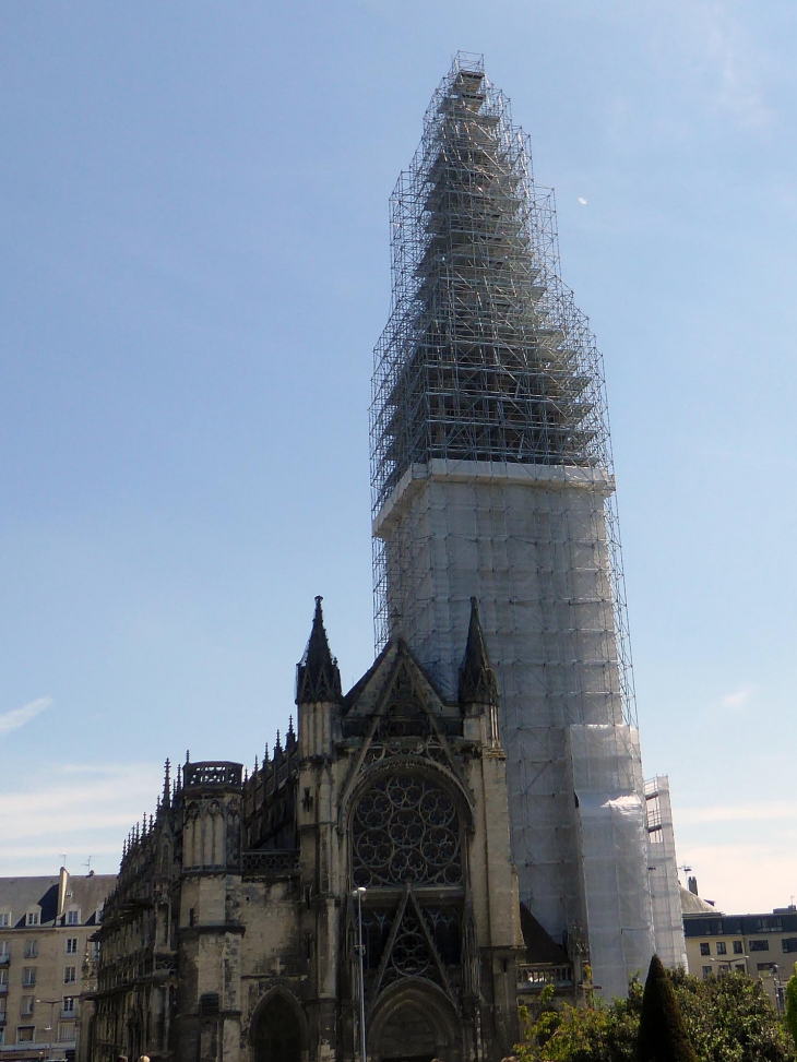 L'église Saint Pierre en cours de rénovation - Caen