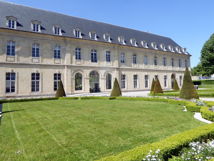 Abbaye aux Dames : la cour - Caen