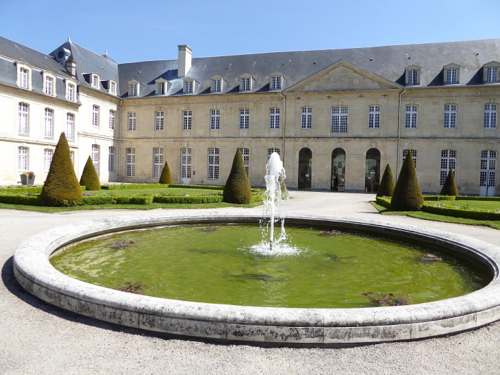 Abbaye aux Dames : la cour - Caen