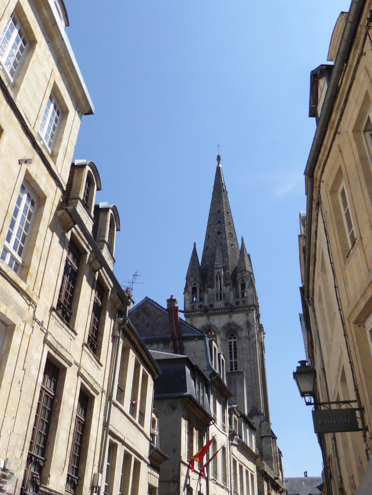 Le clocher de l'église Saint Sauveur au bout de la rue Foide - Caen