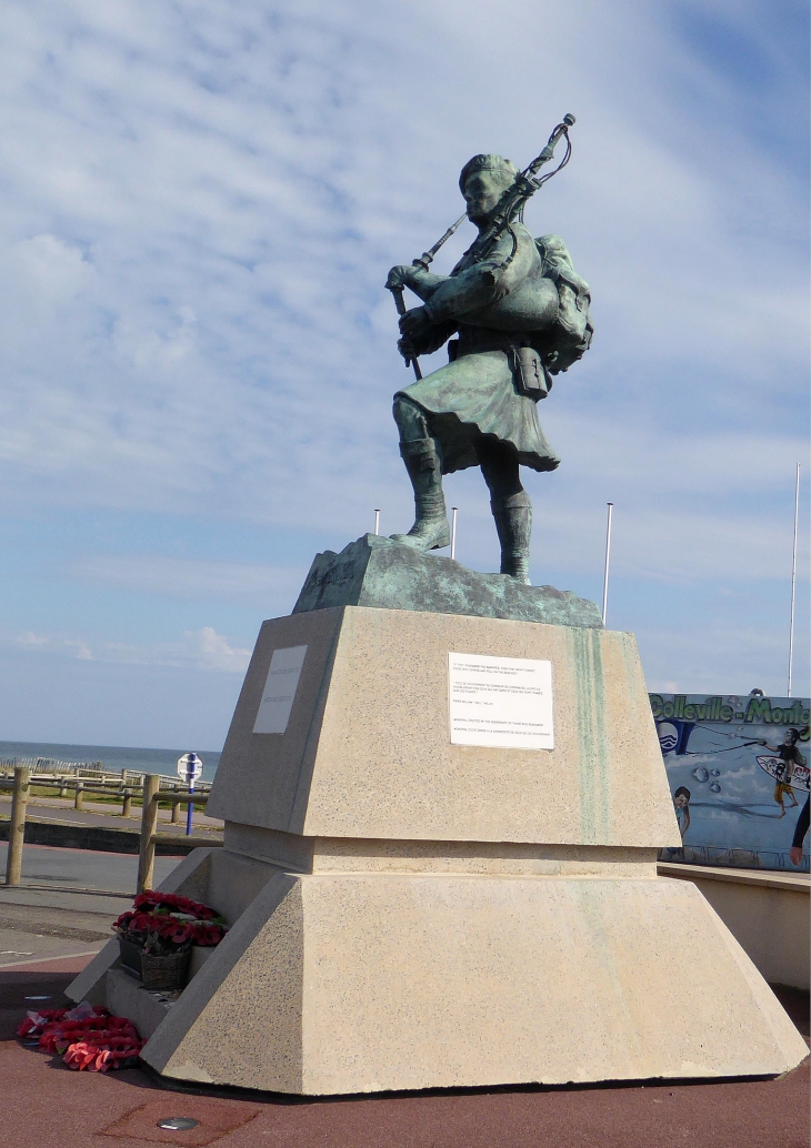 Coleville Plage : le bagpipper, hommage aux soldats écossais - Colleville-Montgomery