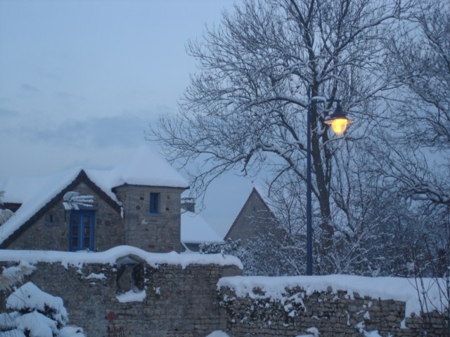 Maison de Commes sous la neige