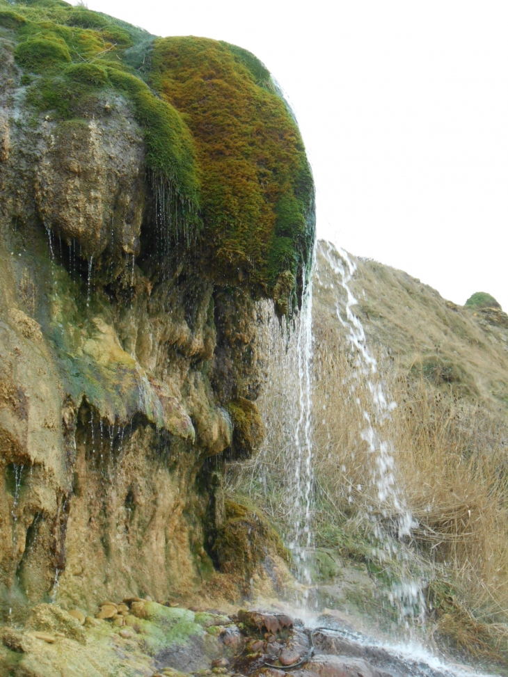 Petite cascade sur la plage du Bouffay - Commes