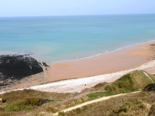 Faudra t-il condamner cette superbe plage du Bouffay à cause d'un escalier abandonné par les services de la Région? La falaise deviendra t-elle un dépot d'ordures ? L'Abbé Dubosq se serait révolté en son temps !  - Commes