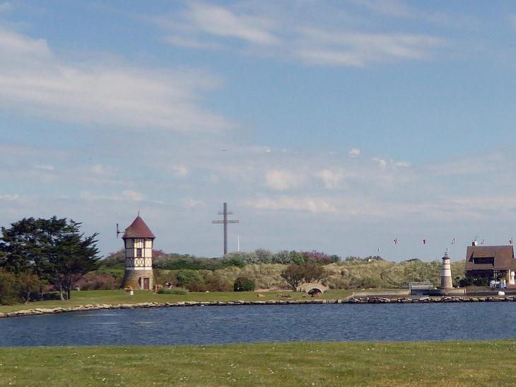 Ancien moulin et croix de Lorraine - Courseulles-sur-Mer