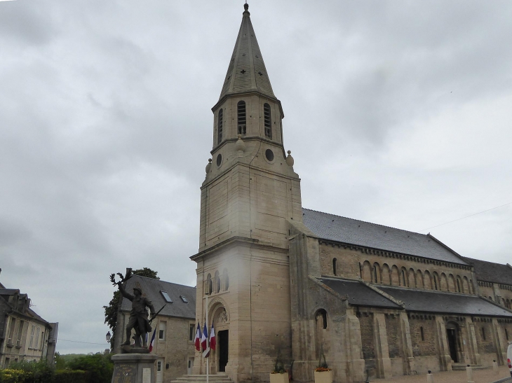 L'église. Le 1er Janvier 2017, les communes Creully - Saint-Gabriel-Brécy - Villiers-le-Sec ont fusionné pour former la nouvelle commune Creully sur Seulles.