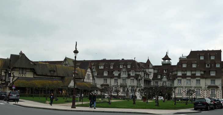 Le jardin André François  devant l'hôtel Normandy - Deauville