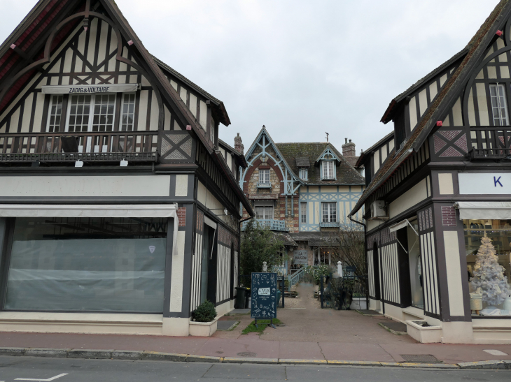 Rue Edmond Blanc : boutiques et villa de luxe - Deauville