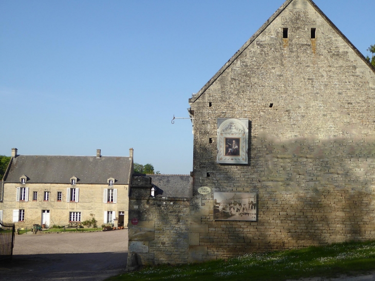 Place du château - Fontaine-Henry