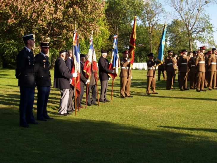 Au Cimetière Militaire Anglais - Hermanville-sur-Mer