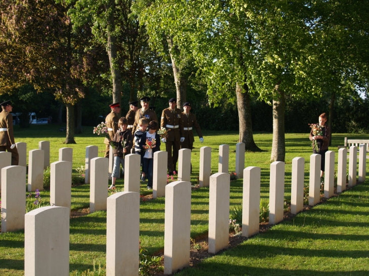 Hommage des enfants d' HERMANVILLE - Hermanville-sur-Mer