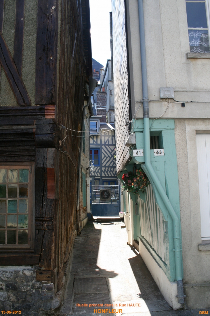 Ruelle prenant dans la Rue Haute - Honfleur