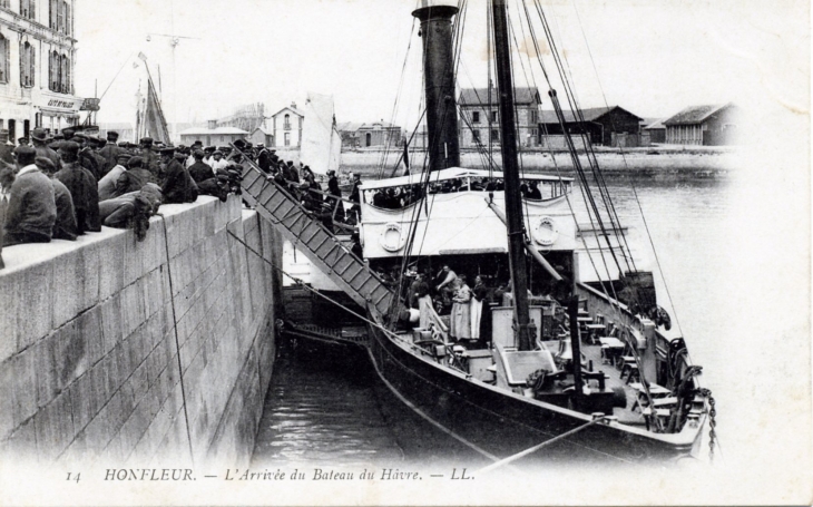 L'arrivée du Bâteau du Hâvre, vers 1905 (carte postale ancienne). - Honfleur