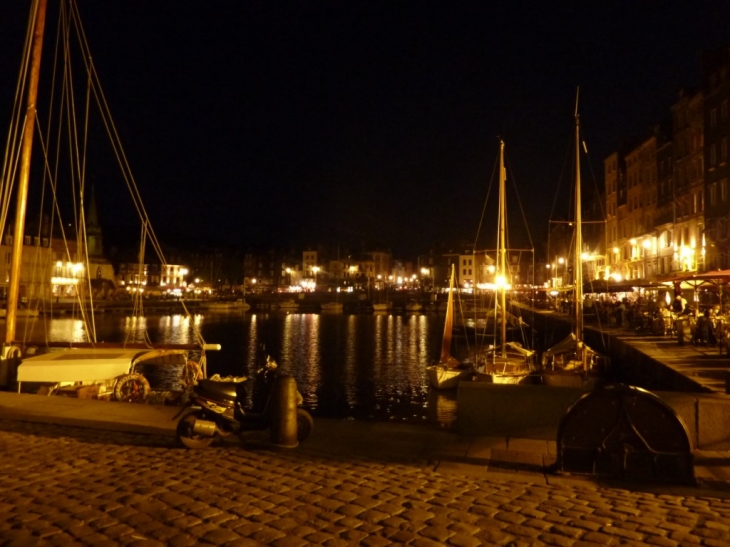 Honfleur - le port de plaisance la nuit