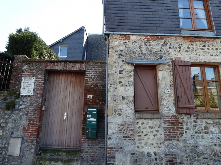 Rue Boudet : maison natale du peintre Boudin - Honfleur