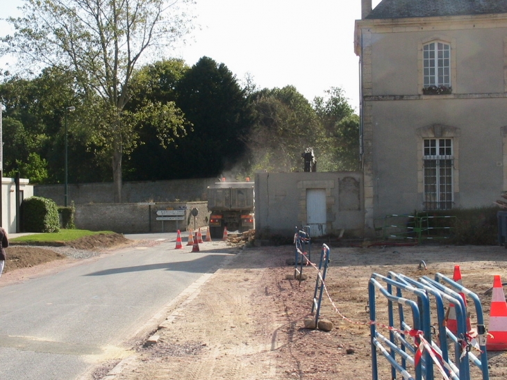 Démolition du cabanon sur le côté de la Mairie - Mathieu