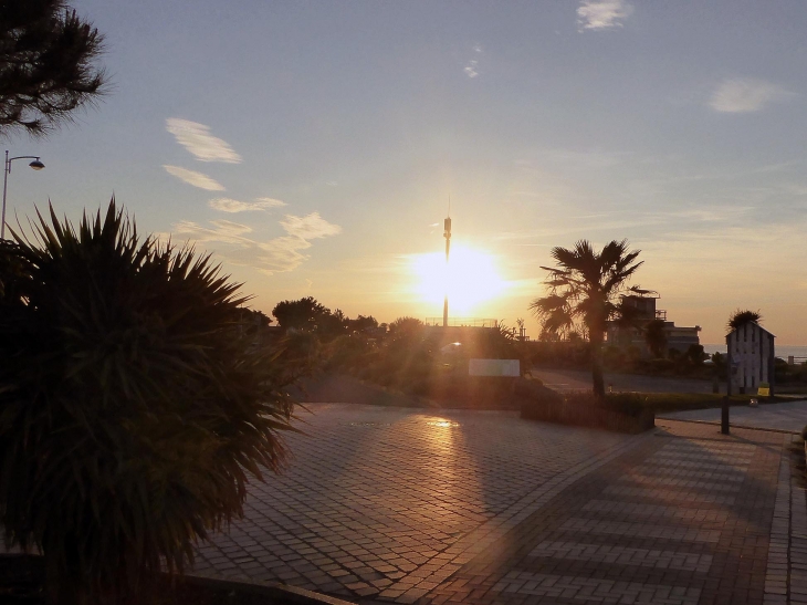 Coucher de soleil sur la Manche - Merville-Franceville-Plage