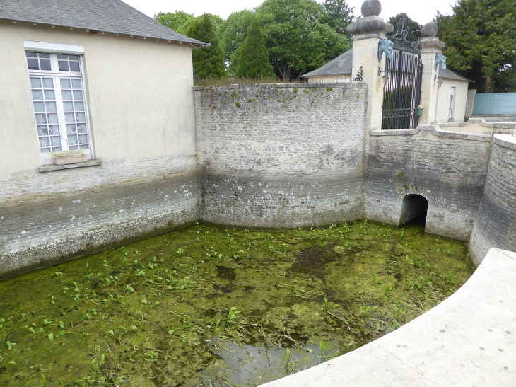 Les douves devant le château - Meuvaines