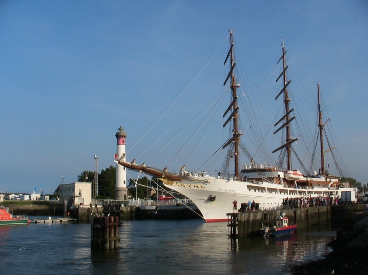 Ouistreham - Port - Passage du Sea Cloud II