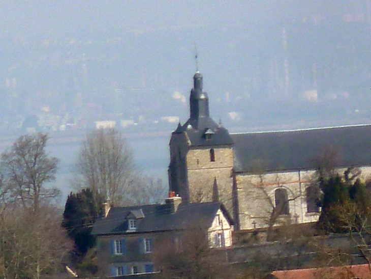 L'église vue de loin - Pennedepie