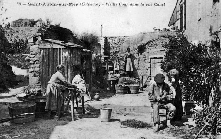 Vieille cour dans la rue Canet, vers 1910 (carte postale ancienne). - Saint-Aubin-sur-Mer