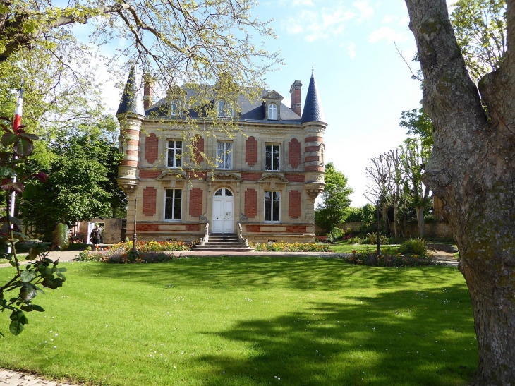 Le parc derrière le château-mairie - Saint-Aubin-sur-Mer