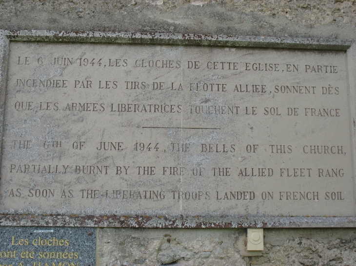 Plaque commémorative sur le mur de l'église - Saint-Côme-de-Fresné