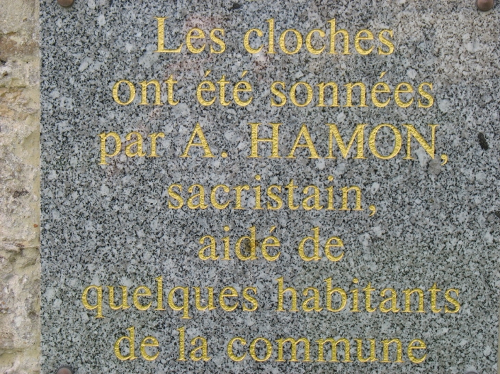 Plaque commémorative sur le mur de l'église à la mémoire des sonneurs de cloches - Saint-Côme-de-Fresné