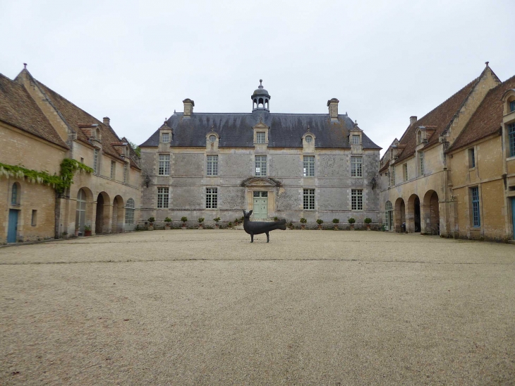 La cour du château - Saint-Gabriel-Brécy