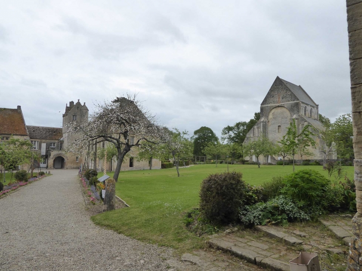 L'ancien prieuré Saint Gabriel :  la cour intérieure - Saint-Gabriel-Brécy