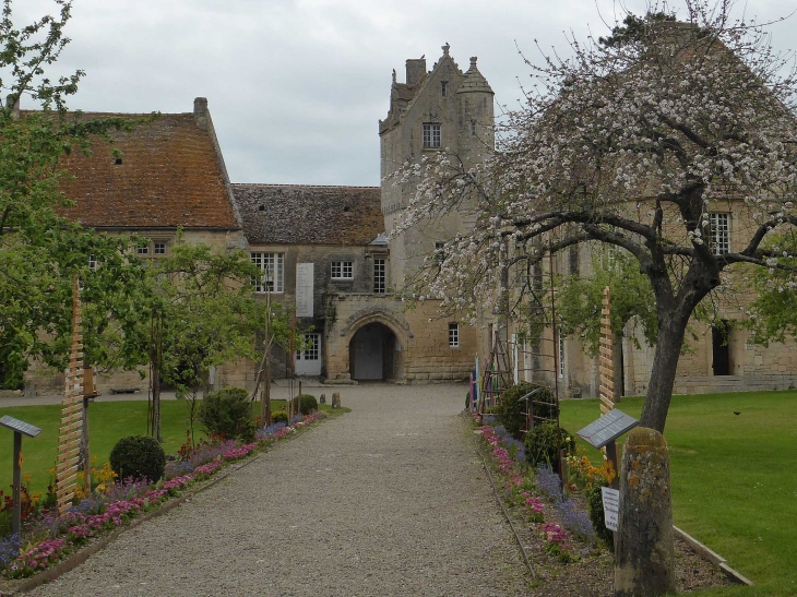 L'ancien prieuré Saint Gabriel :  la cour intérieure - Saint-Gabriel-Brécy