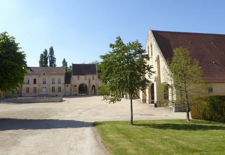 L'abbaye d'Ardenne : vue d'ensemble de la cour - Saint-Germain-la-Blanche-Herbe