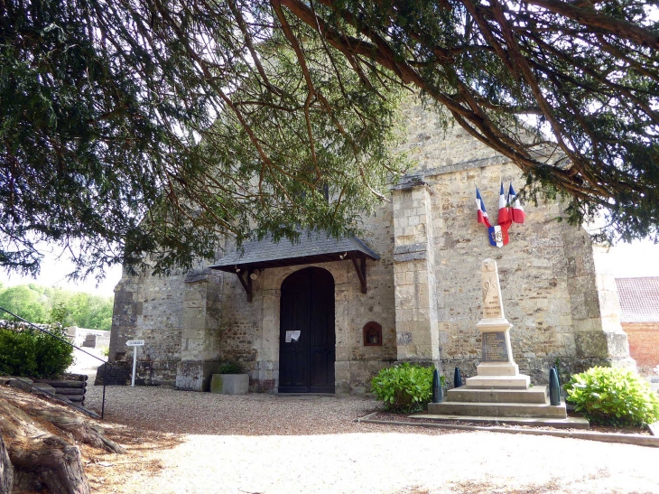 L'entrée de l'église - Surville