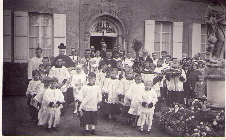 Sortie du presbytère  avec Mr le curé Pinson,  Mr Lepetit, Mr le maire Boitard - Thaon