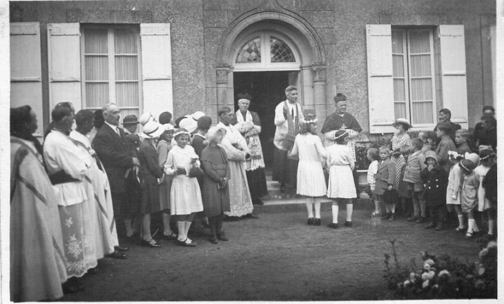 Sortie du presbytère  avec Mr  le curé , Mr HEBERT - Thaon