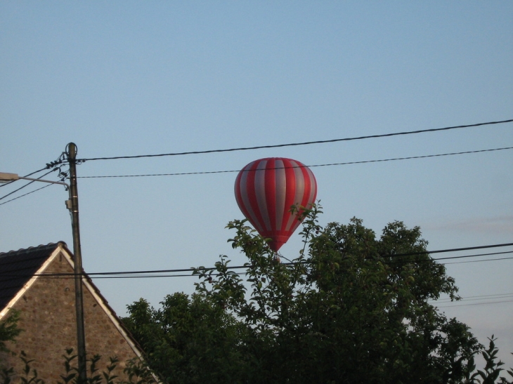 Montgolfiere dans le ciel de tournebu