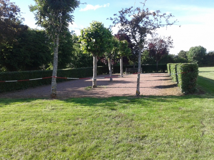 Terrain de petanque situé sur le terrain communale - Tournebu