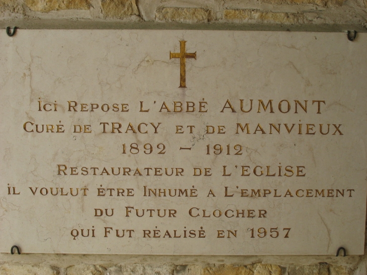 Plaque commémorative sous le clocher - Tracy-sur-Mer